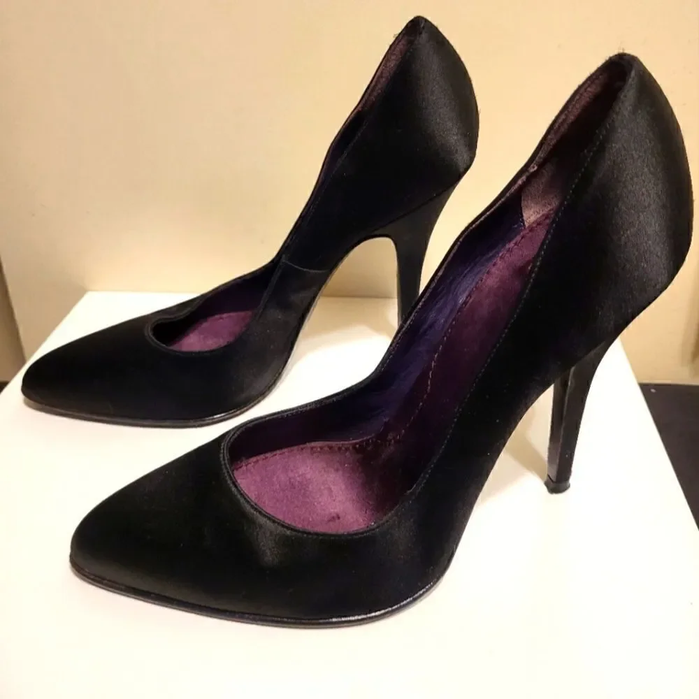 Givenchy Paris Black Peau de Soie Pumps Sz. 6.5 US/37 EU Ret$1175 Made in Italy